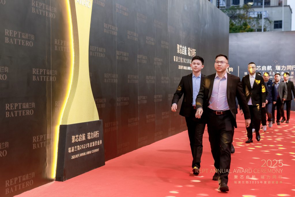 8f1bf4e6 4272 4748 8721 0b978b6a985c